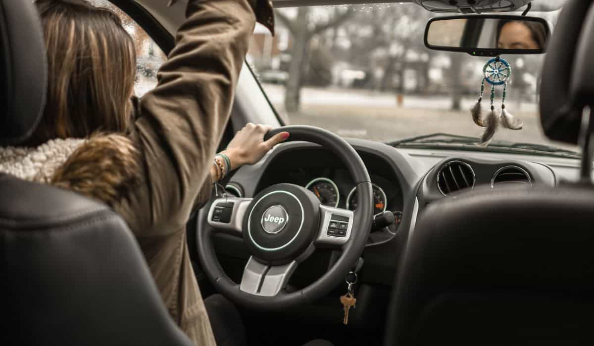 How Fast Can You Drive A Jeep Wrangler In 4 High? 1 Woman driving a jeep
